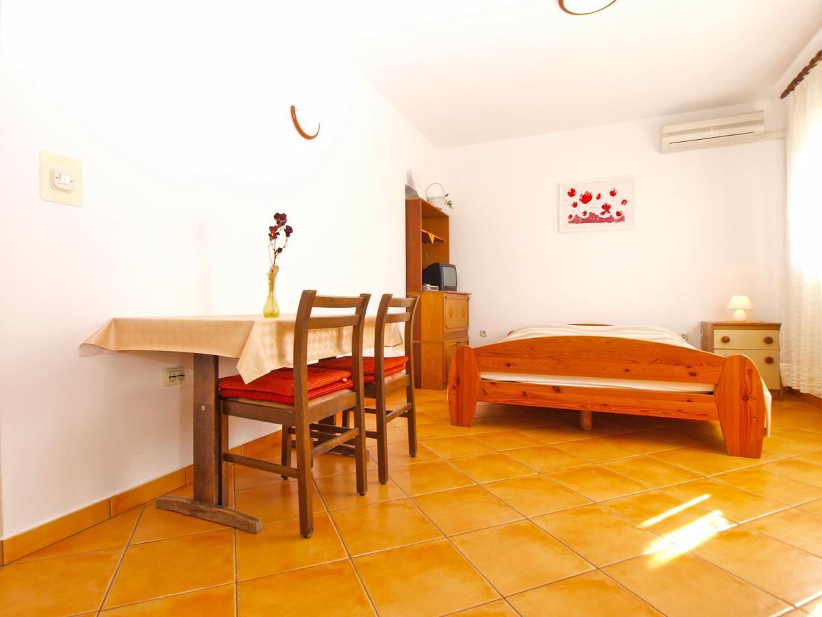 Apartments Mirela 1554 Pula Extérieur photo